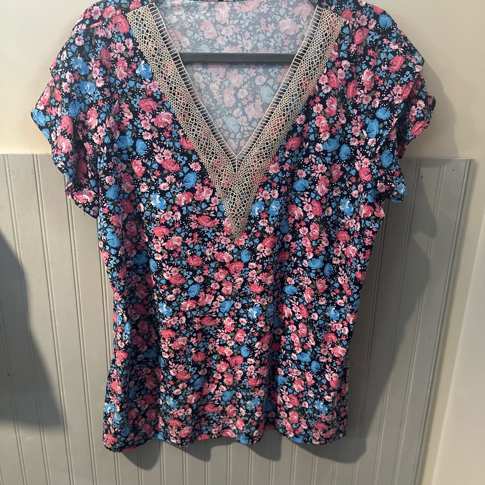 Women's Floral V-Neck Top XL -gently worn - perfect condition
